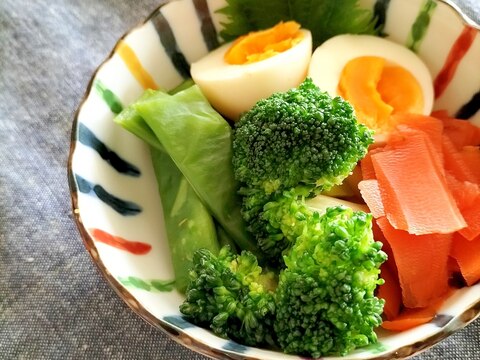 ゆで卵とにんじんの青野菜煮♩(中高年の春お弁当にも